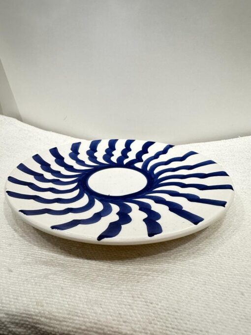 assiette en céramique blanche et bleue, fait main par des artisans marocains.