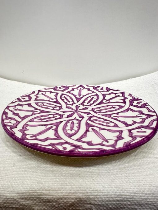 assiette en céramique de Fès mauve, fait main par des artisans marocains.