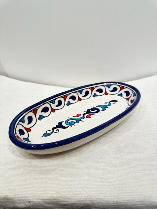 plat ovale en céramique vintage, fait main par des artisans marocains.