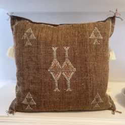 Coussin Sabra marron artisanal marocain avec motifs traditionnels