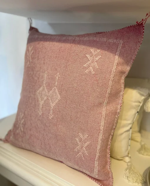 Coussin Sabra rose artisanal marocain avec motifs traditionnels