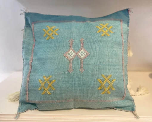 Coussin Sabra bleu traditionnel fait main, tissé en soie de cactus avec des motifs marocains.