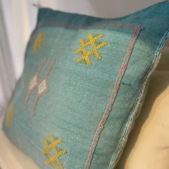 Coussin Sabra bleu traditionnel fait main, tissé en soie de cactus avec des motifs marocains.