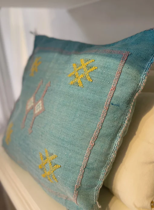 Coussin Sabra bleu traditionnel fait main, tissé en soie de cactus avec des motifs marocains.