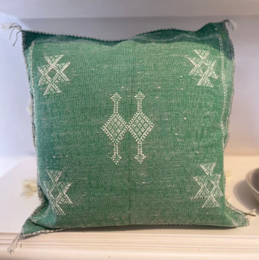 Coussin Sabra vert fait main, tissé en soie de cactus avec des motifs traditionnels marocains.